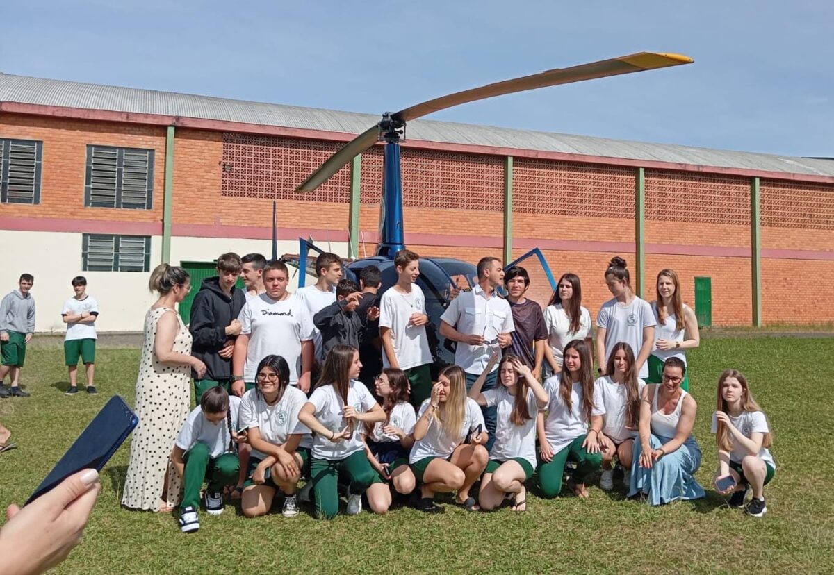 Escola Abílio César Borges recebe o recordista André Borges de Freitas, primeiro brasileiro a dar a volta ao mundo de helicóptero 2 Escola Abílio César Borges recebe o recordista André Borges de Freitas, primeiro brasileiro a dar a volta ao mundo de helicóptero