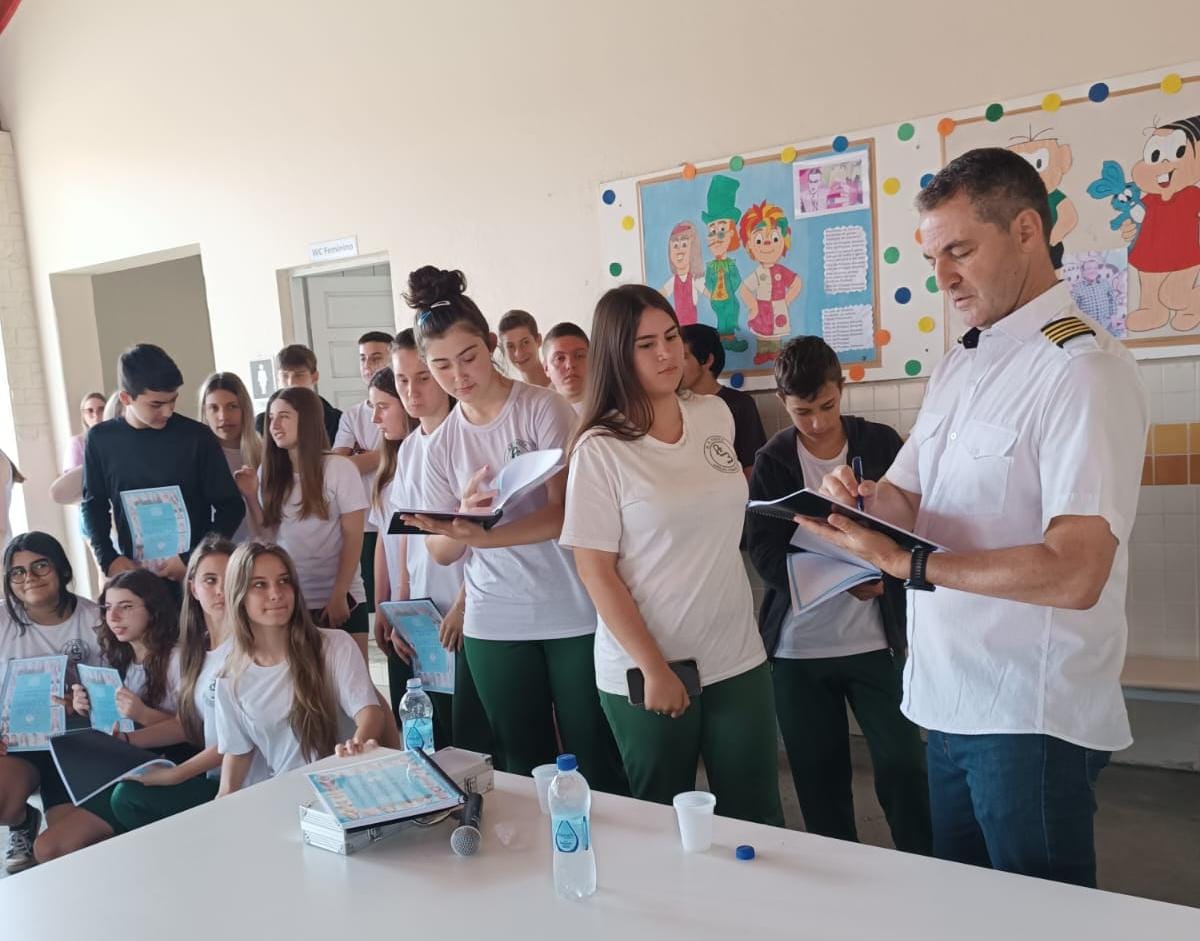Escola Abílio César Borges recebe o recordista André Borges de Freitas, primeiro brasileiro a dar a volta ao mundo de helicóptero 1 Escola Abílio César Borges recebe o recordista André Borges de Freitas, primeiro brasileiro a dar a volta ao mundo de helicóptero