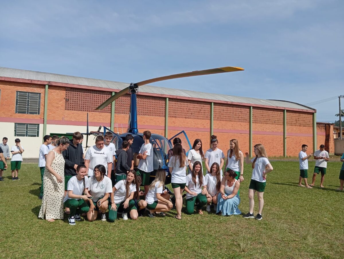 Escola Abílio César Borges recebe o recordista André Borges de Freitas, primeiro brasileiro a dar a volta ao mundo de helicóptero 6 Escola Abílio César Borges recebe o recordista André Borges de Freitas, primeiro brasileiro a dar a volta ao mundo de helicóptero