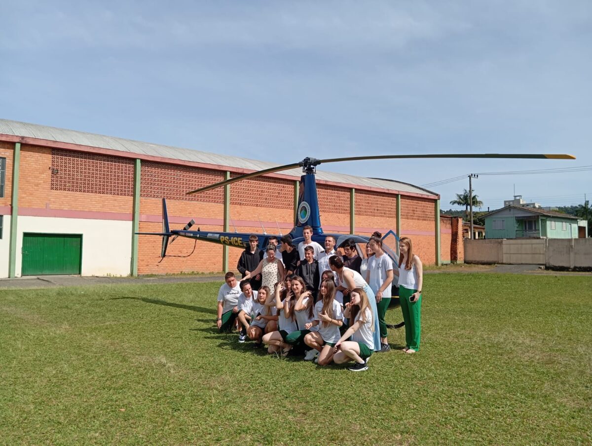 Escola Abílio César Borges recebe o recordista André Borges de Freitas, primeiro brasileiro a dar a volta ao mundo de helicóptero 4 Escola Abílio César Borges recebe o recordista André Borges de Freitas, primeiro brasileiro a dar a volta ao mundo de helicóptero