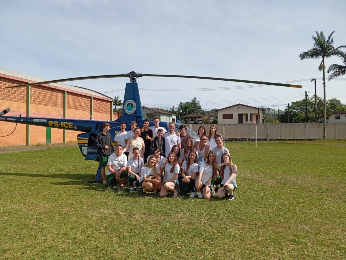 Escola Abílio César Borges recebe o recordista André Borges de Freitas, primeiro brasileiro a dar a volta ao mundo de helicóptero 5 Escola Abílio César Borges recebe o recordista André Borges de Freitas, primeiro brasileiro a dar a volta ao mundo de helicóptero