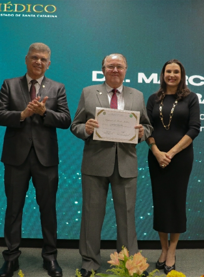 Dr. Marco é homenageado com Diploma de Mérito Médico por 40 anos de dedicação em Santa Catarina 4 Dr. Marco é homenageado com Diploma de Mérito Médico por 40 anos de dedicação em Santa Catarina
