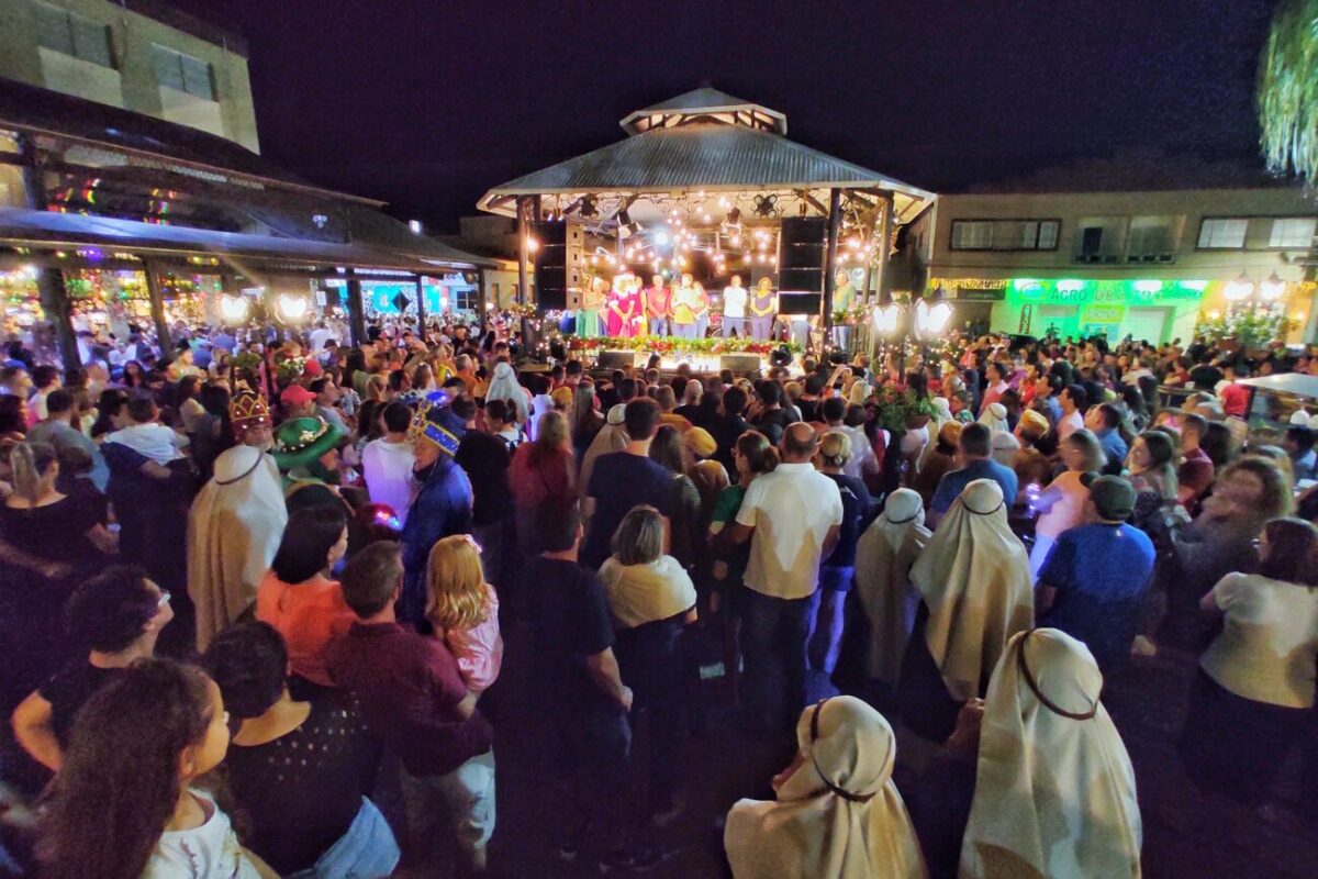 Milhares de pessoas acompanham a chegada do Papai Noel em Nova Veneza 6 Milhares de pessoas acompanham a chegada do Papai Noel em Nova Veneza