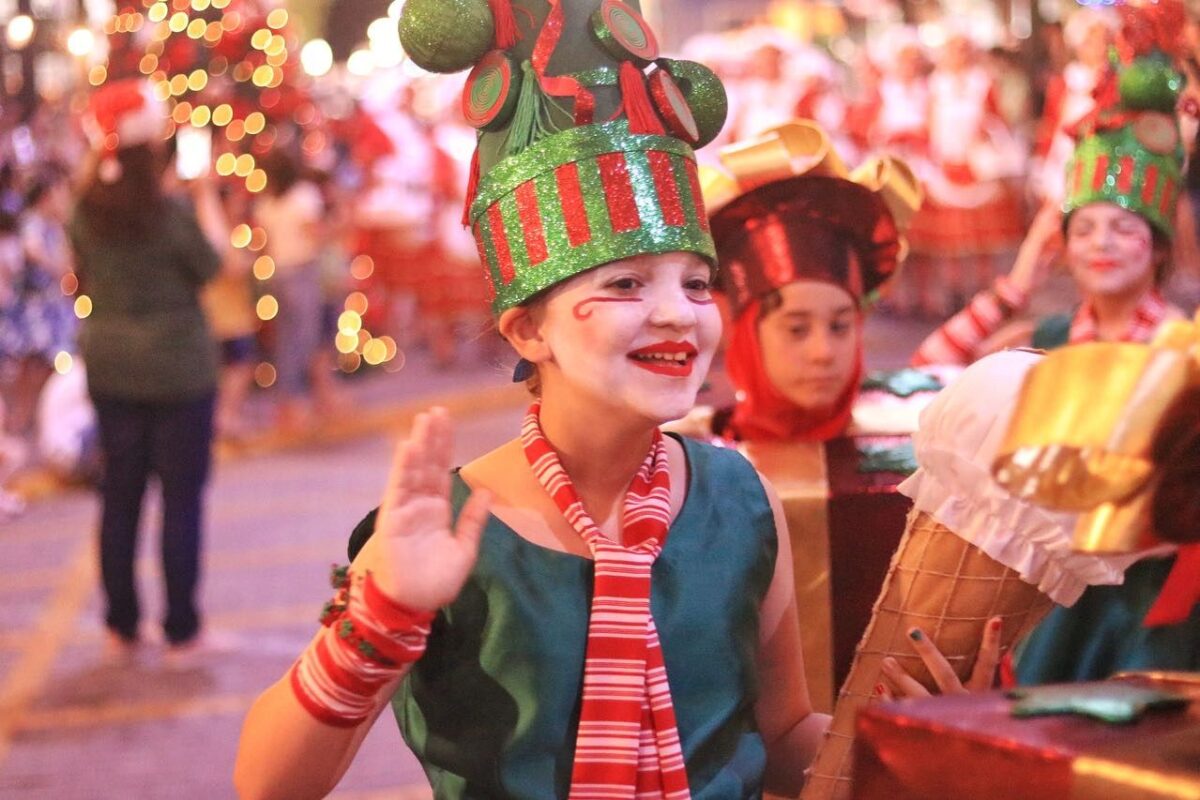 Milhares de pessoas acompanham a chegada do Papai Noel em Nova Veneza 2 Milhares de pessoas acompanham a chegada do Papai Noel em Nova Veneza