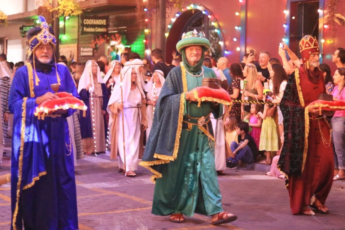 Milhares de pessoas acompanham a chegada do Papai Noel em Nova Veneza 5 Milhares de pessoas acompanham a chegada do Papai Noel em Nova Veneza