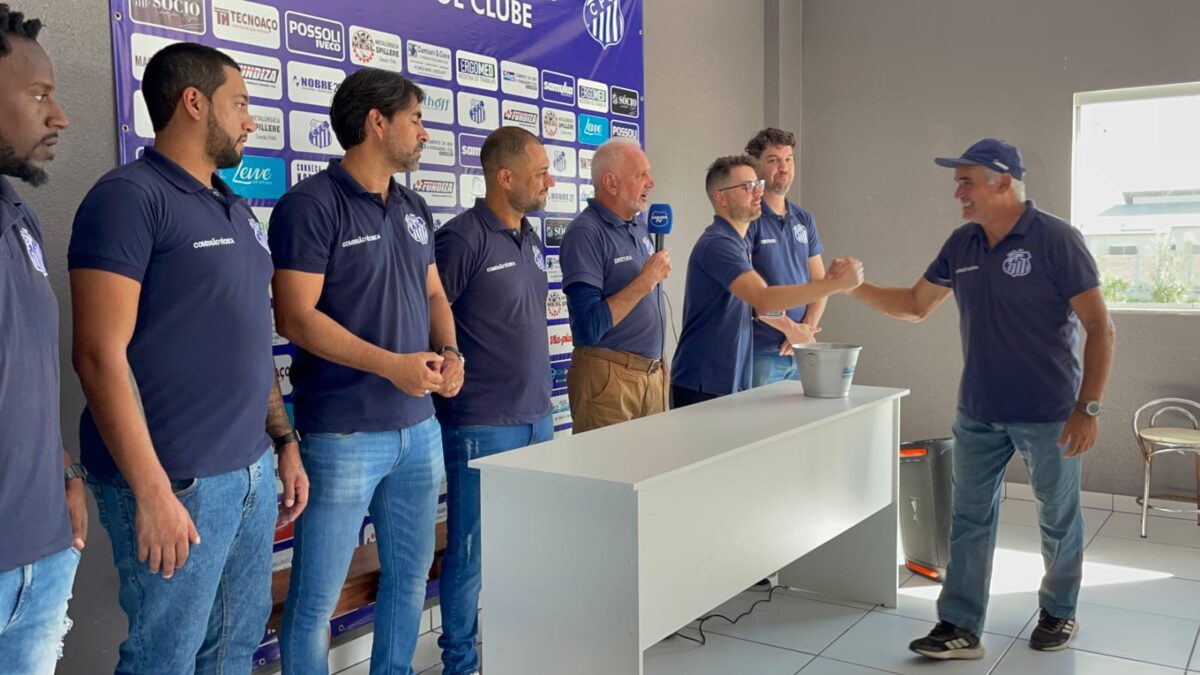 Caravaggio apresenta comissão técnica para equipe profissional