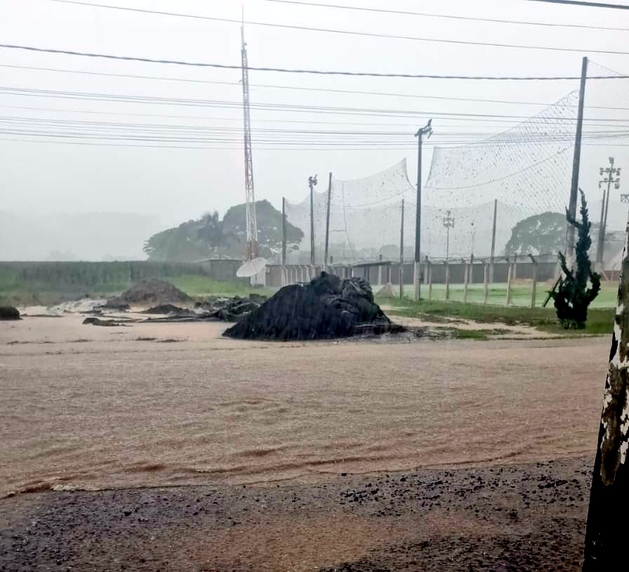 Enxurrada provoca alagamentos e interrupção de energia em Nova Veneza 7 Enxurrada provoca alagamentos e interrupção de energia em Nova Veneza