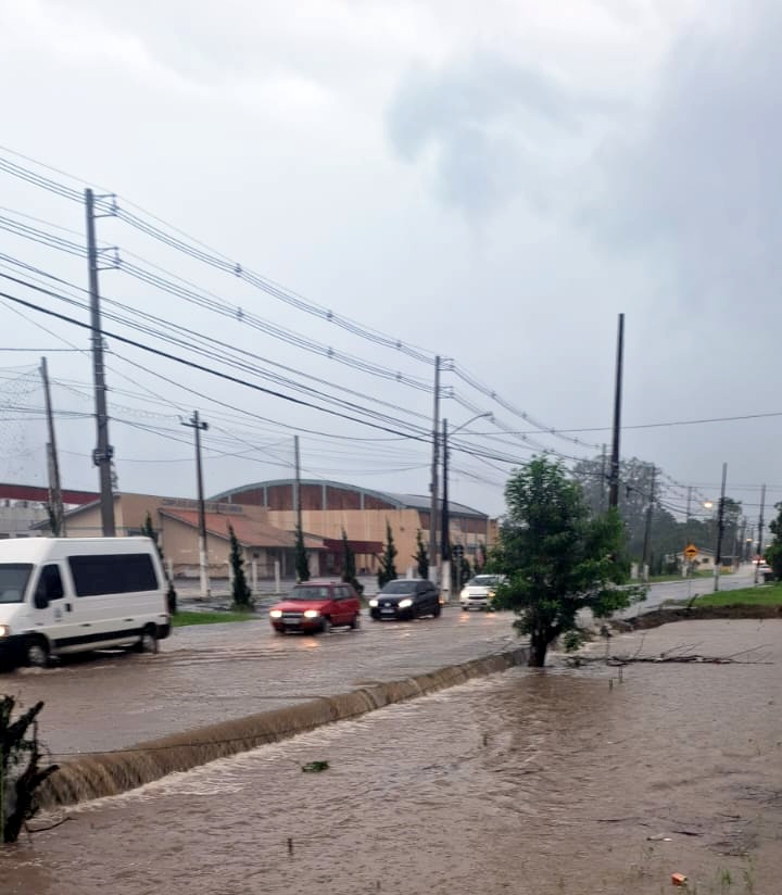 Enxurrada provoca alagamentos e interrupção de energia em Nova Veneza 8 Enxurrada provoca alagamentos e interrupção de energia em Nova Veneza