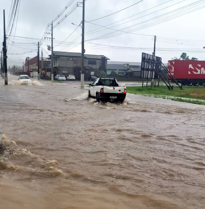 Enxurrada provoca alagamentos e interrupção de energia em Nova Veneza