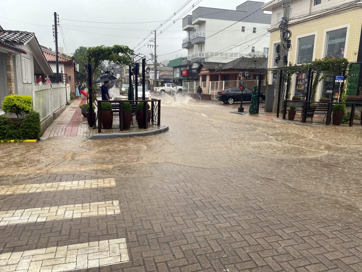 Enxurrada provoca alagamentos e interrupção de energia em Nova Veneza 1 Enxurrada provoca alagamentos e interrupção de energia em Nova Veneza