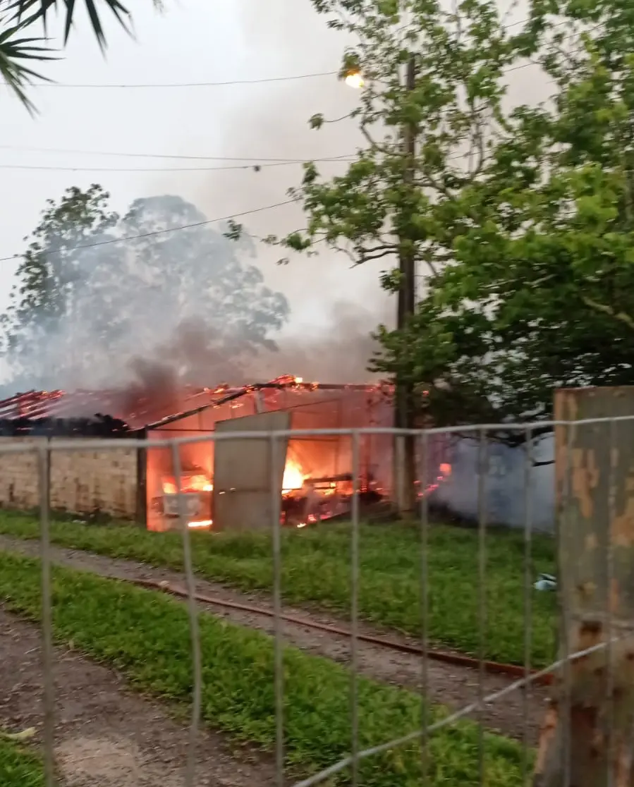 Corpo de Bombeiros combate incêndio em galpão em Nova Veneza