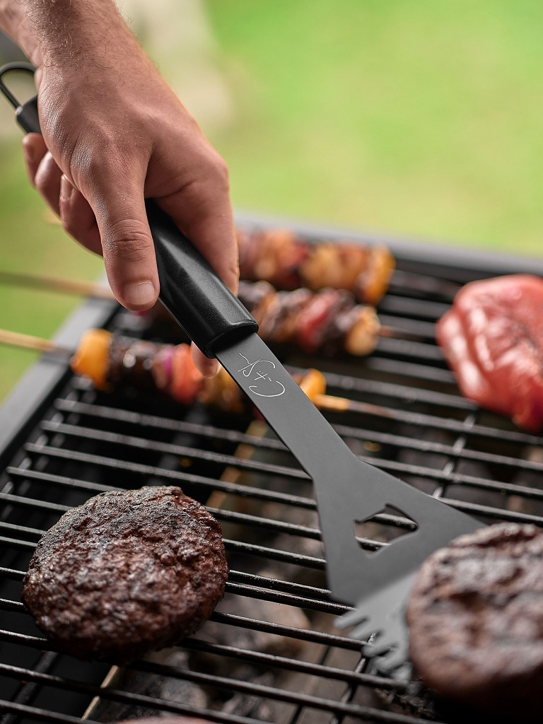 Nova campanha apaixonados por selos de desconto do Bistek supermercados traz linha especial de utensílios para churrasco assinada pelo famoso chef Curtis Stone 4 Nova campanha apaixonados por selos de desconto do Bistek supermercados traz linha especial de utensílios para churrasco assinada pelo famoso chef Curtis Stone