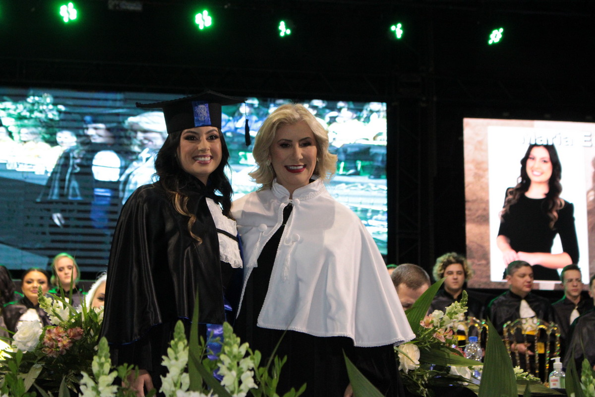 Colação de Grau da Unesc marca conquista do sonhado diploma com direito a pedido de casamento 1 Colação de Grau da Unesc marca conquista do sonhado diploma com direito a pedido de casamento