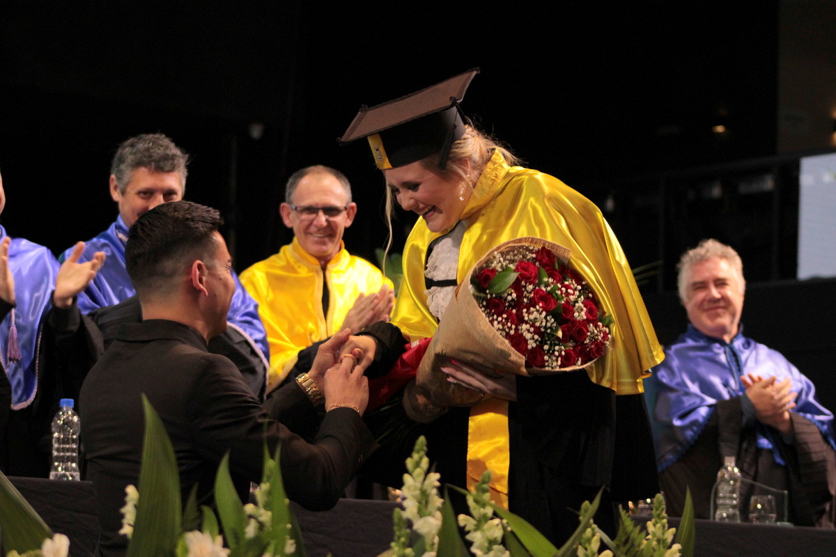 Colação de Grau da Unesc marca conquista do sonhado diploma com direito a pedido de casamento 6 Colação de Grau da Unesc marca conquista do sonhado diploma com direito a pedido de casamento