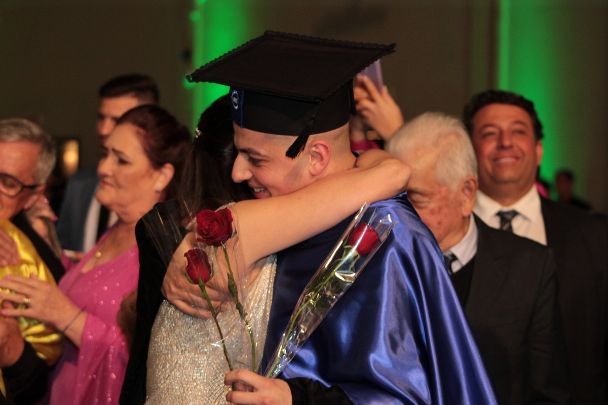 Colação de Grau da Unesc marca conquista do sonhado diploma com direito a pedido de casamento 5 Colação de Grau da Unesc marca conquista do sonhado diploma com direito a pedido de casamento