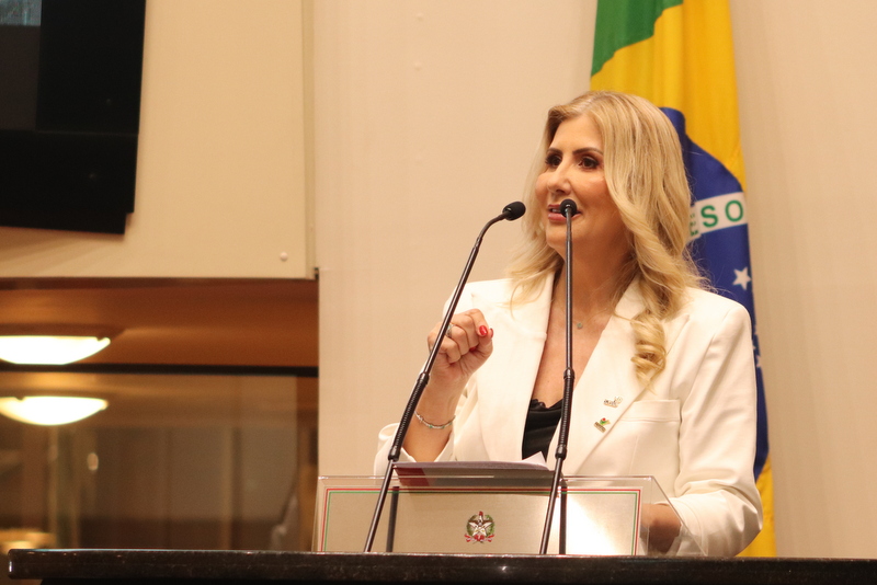 Reitora da Unesc recebe honraria de Cidadã Catarinense em cerimônia prestigiada 2 Reitora da Unesc recebe honraria de Cidadã Catarinense em cerimônia prestigiada