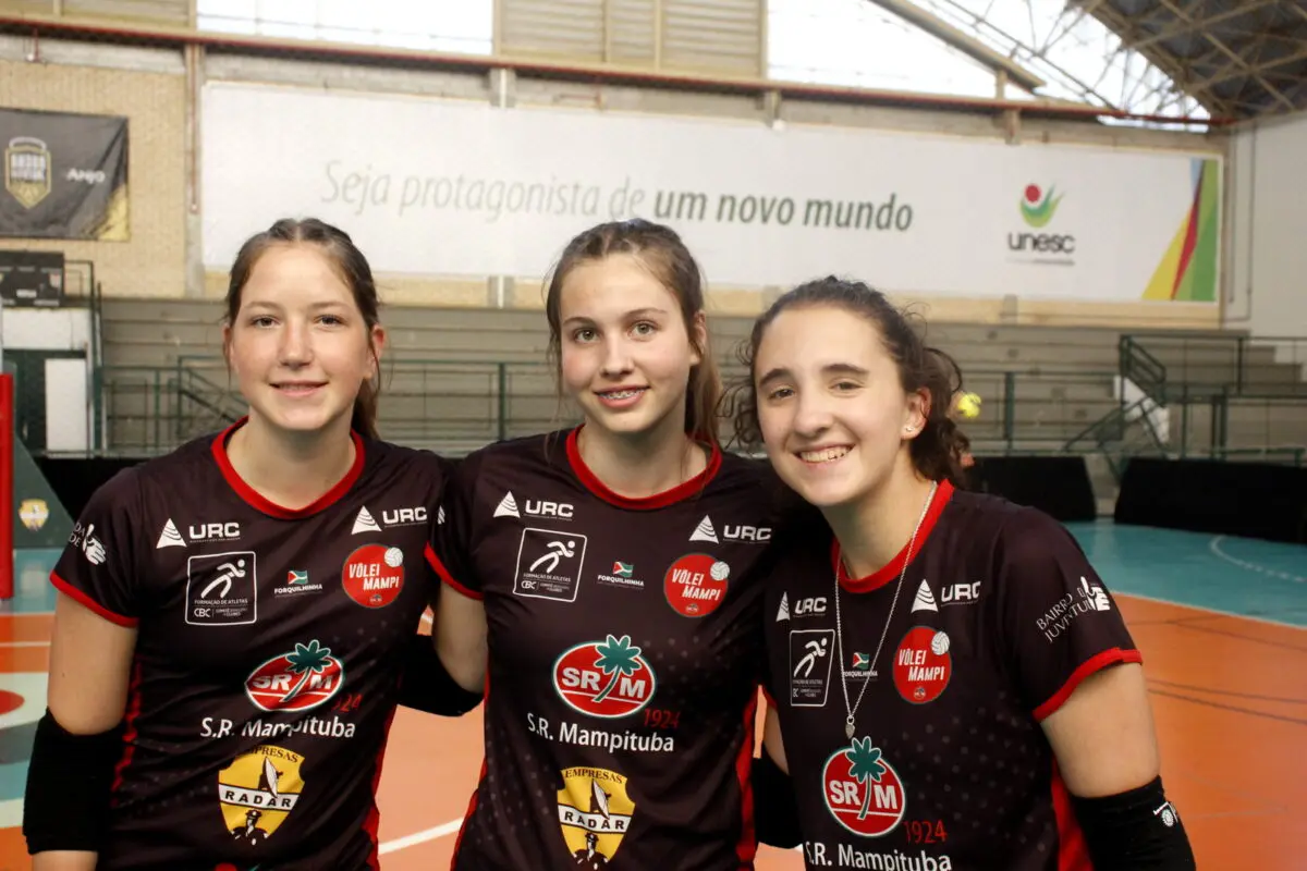 Atletas americanas treinam com a equipe de Voleibol feminino Mampituba/Unesc/Radar/FME