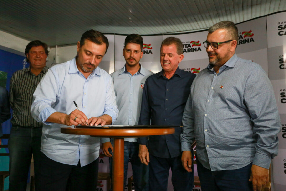 Nova Veneza: governador assina ordem de serviço para pavimentação de mais um trecho da SC-443 9 Nova Veneza: governador assina ordem de serviço para pavimentação de mais um trecho da SC-443