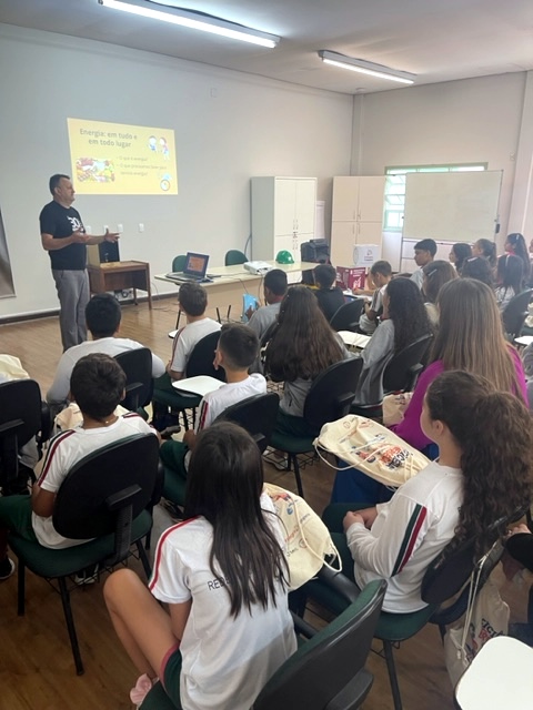 Coopera lança Programa de Eficiência Energética – PEE com palestra para alunos de Forquilhinha 1 Coopera lança Programa de Eficiência Energética – PEE com palestra para alunos de Forquilhinha