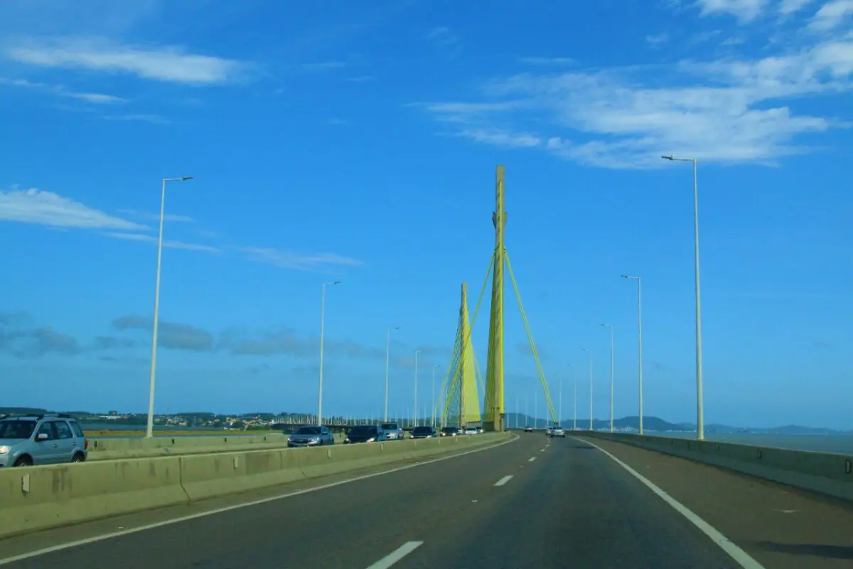 Tráfego normalizado na Ponte Anita Garibaldi em Laguna