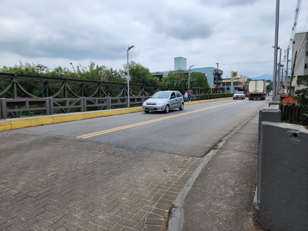 Vereadora Bete Bortolotto solicita ampliação de guarda-corpo em ponte central de Nova Veneza