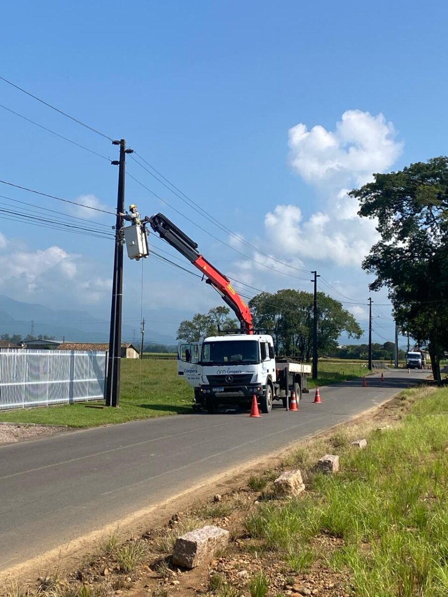 Coopera realiza reforma de rede elétrica em São Bento Baixo