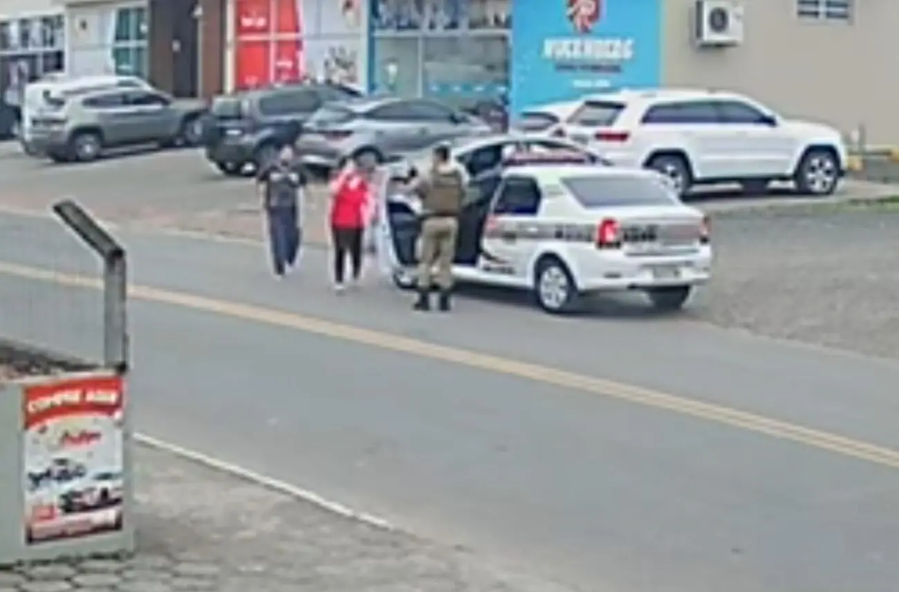 (Vídeo) No meio da rua, policial militar salva bebê engasgado