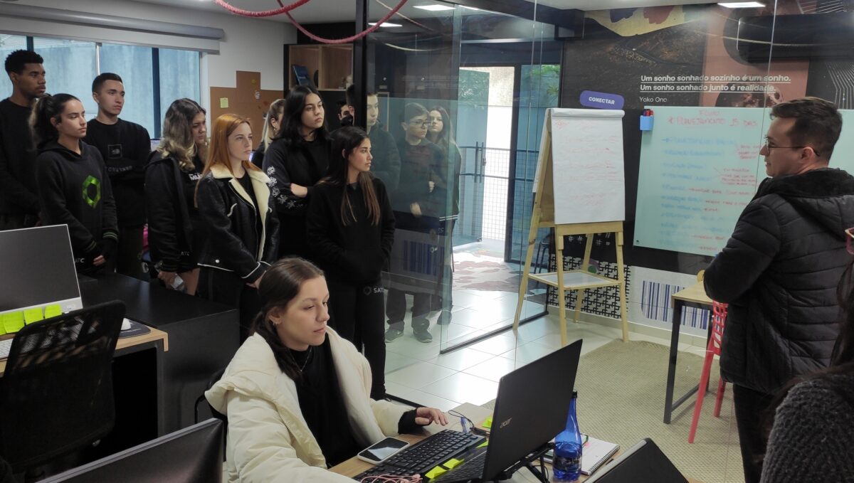 Rotina de agências de comunicação é vivenciado por alunos da Satc 1 Rotina de agências de comunicação é vivenciado por alunos da Satc