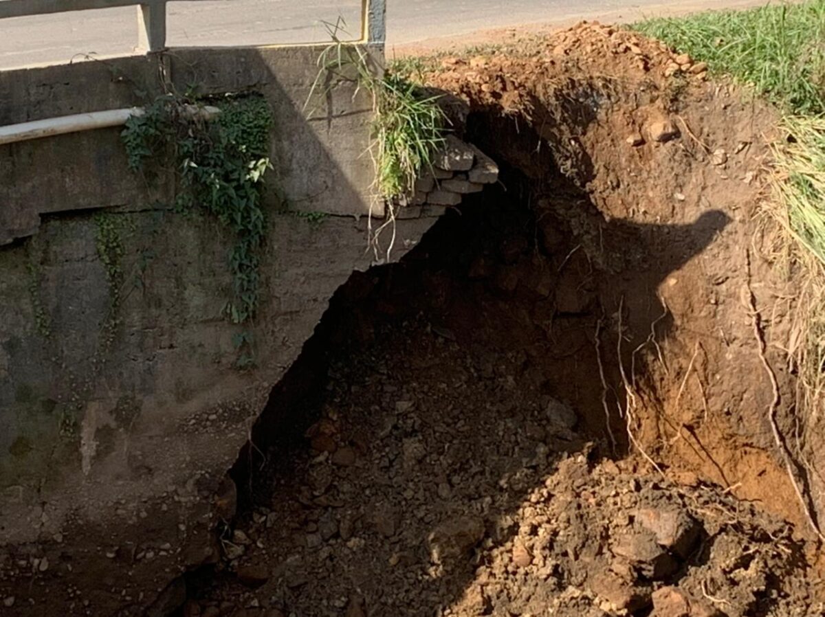 Cabeceira de ponte desaba e trânsito em Nova Veneza fica prejudicado 1 Cabeceira de ponte desaba e trânsito em Nova Veneza fica prejudicado