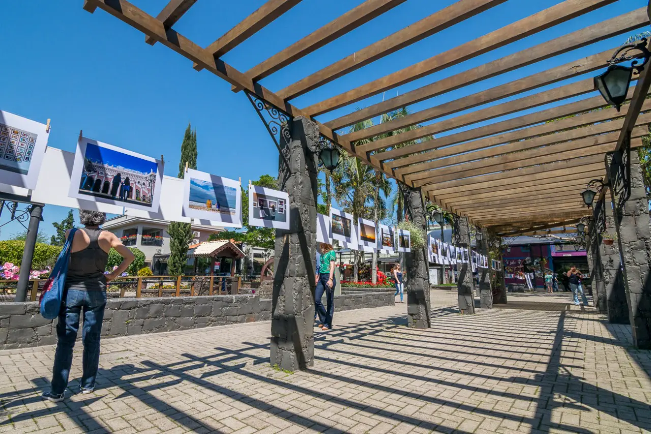 Varal de Veneza traz exposições fotográficas e oficinas gratuitas para a Praça