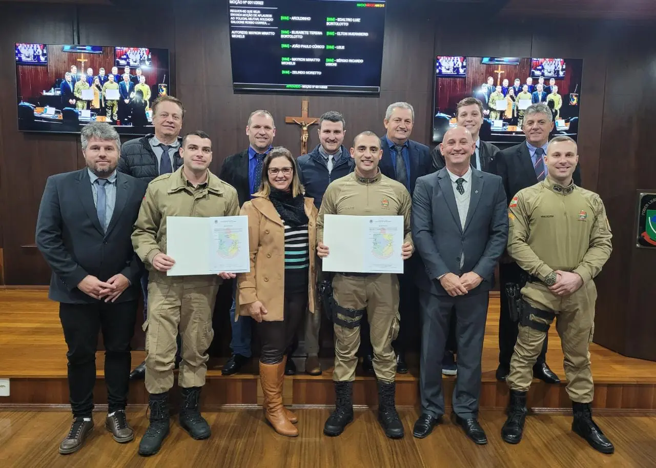 Após salvarem bebês, policiais militares são homenageados na Câmara de Vereadores