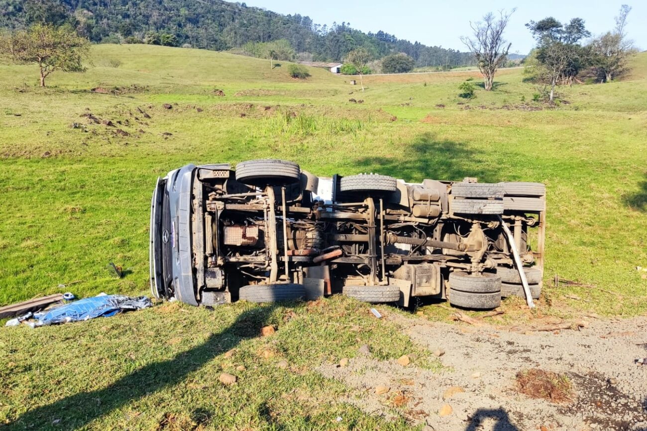 Motorista de caminhão perde a vida em acidente na Linha da Boit 5 Motorista de caminhão perde a vida em acidente na Linha da Boit
