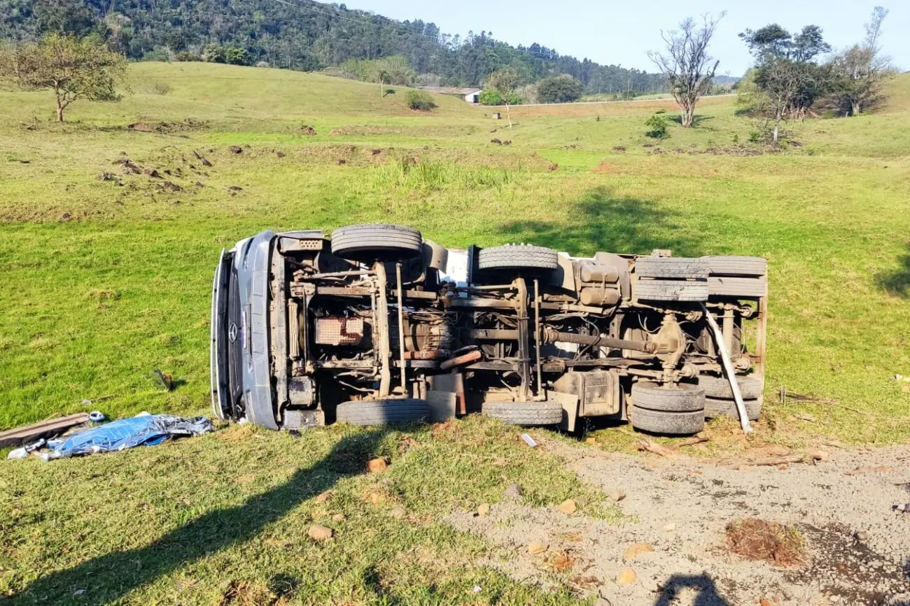 Motorista de caminhão perde a vida em acidente na Linha da Boit