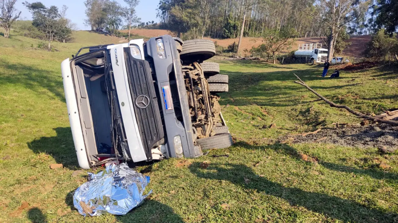 Motorista de caminhão perde a vida em acidente na Linha da Boit