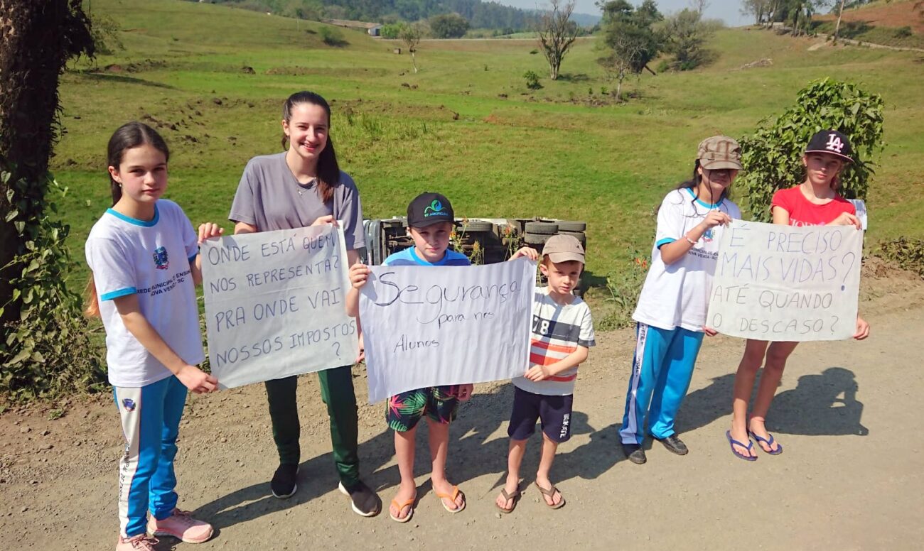Após acidente, moradores da Linha da Boit fecham rua em protesto à prefeitura de Siderópolis 1 Após acidente, moradores da Linha da Boit fecham rua em protesto à prefeitura de Siderópolis