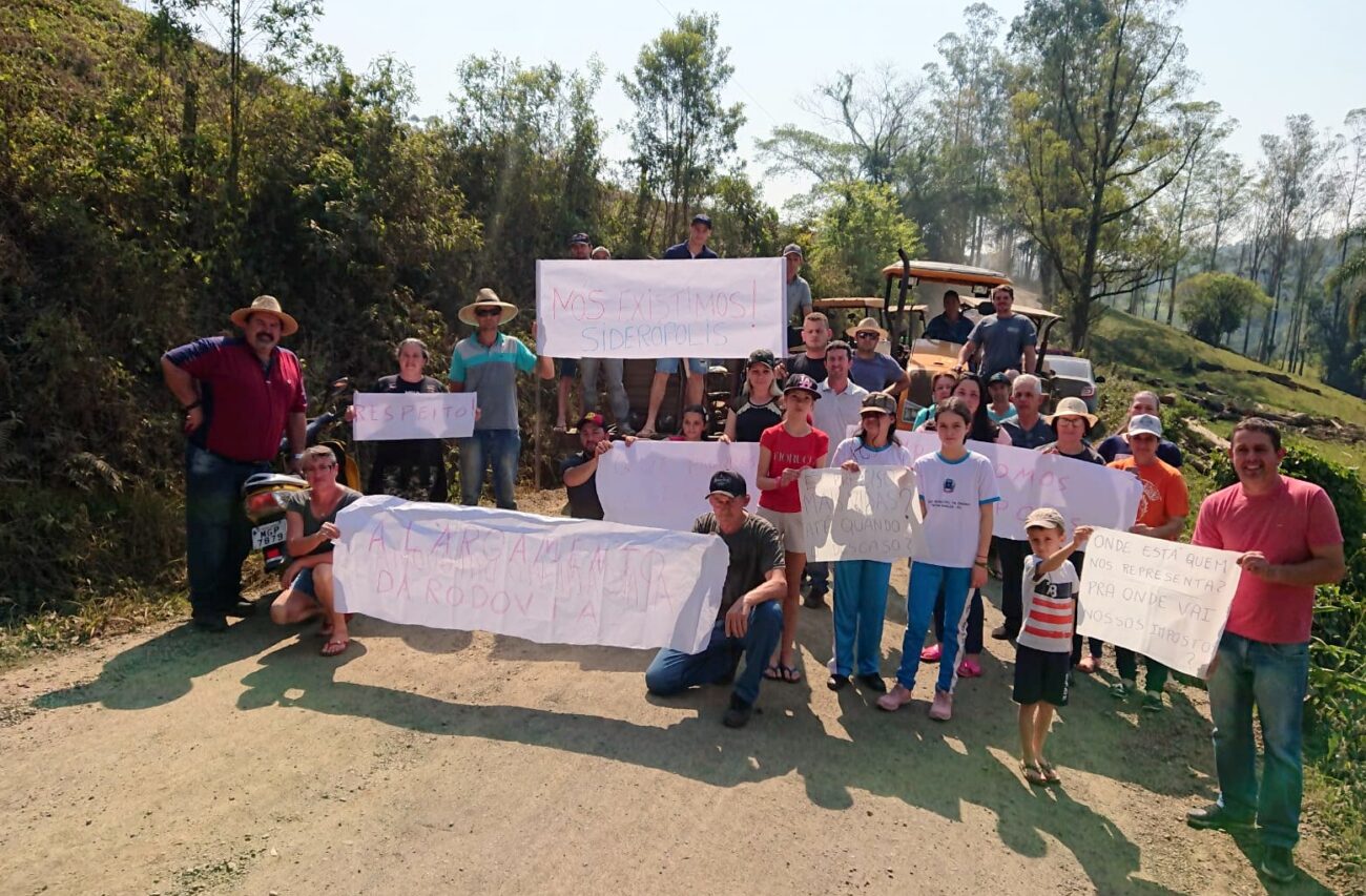 Após acidente, moradores da Linha da Boit fecham rua em protesto à prefeitura de Siderópolis 4 Após acidente, moradores da Linha da Boit fecham rua em protesto à prefeitura de Siderópolis