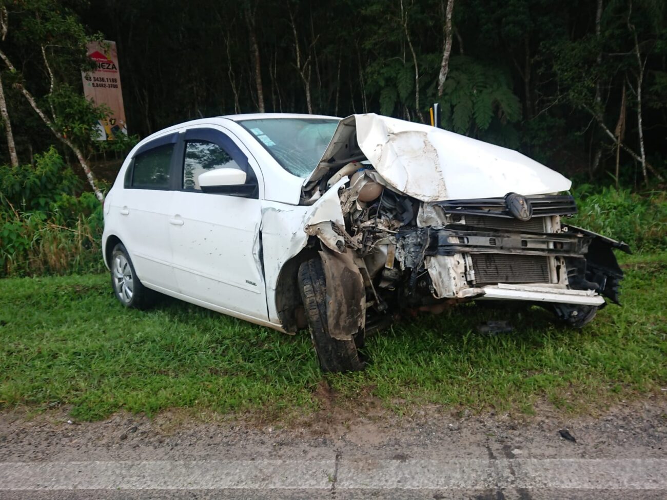 Carro bate em poste na rodovia José Spillere 4 Carro bate em poste na rodovia José Spillere