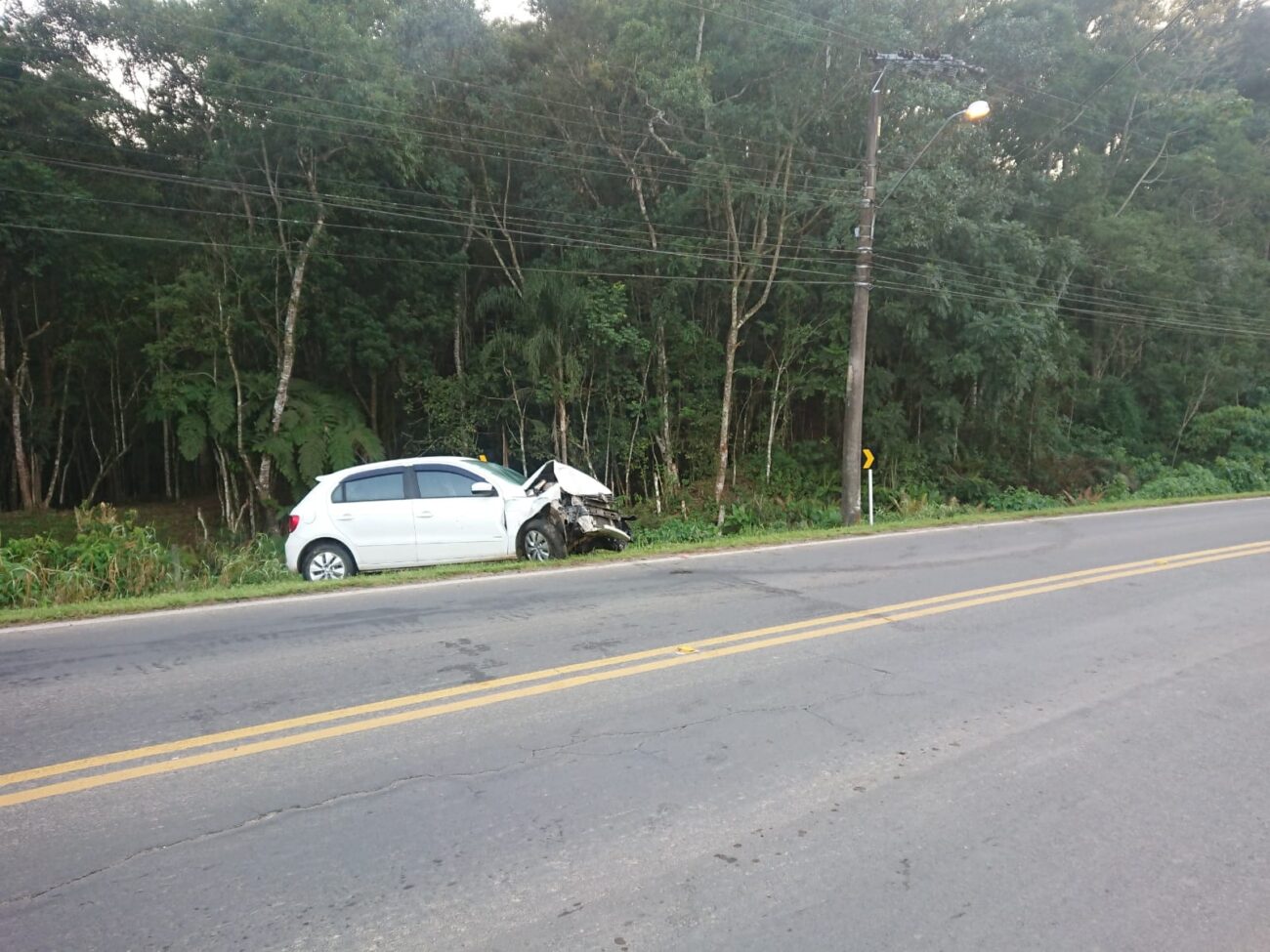 Carro bate em poste na rodovia José Spillere 3 Carro bate em poste na rodovia José Spillere