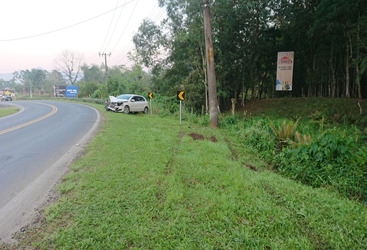 Carro bate em poste na rodovia José Spillere 2 Carro bate em poste na rodovia José Spillere