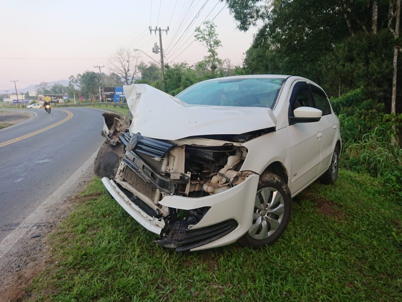Carro bate em poste na rodovia José Spillere 1 Carro bate em poste na rodovia José Spillere
