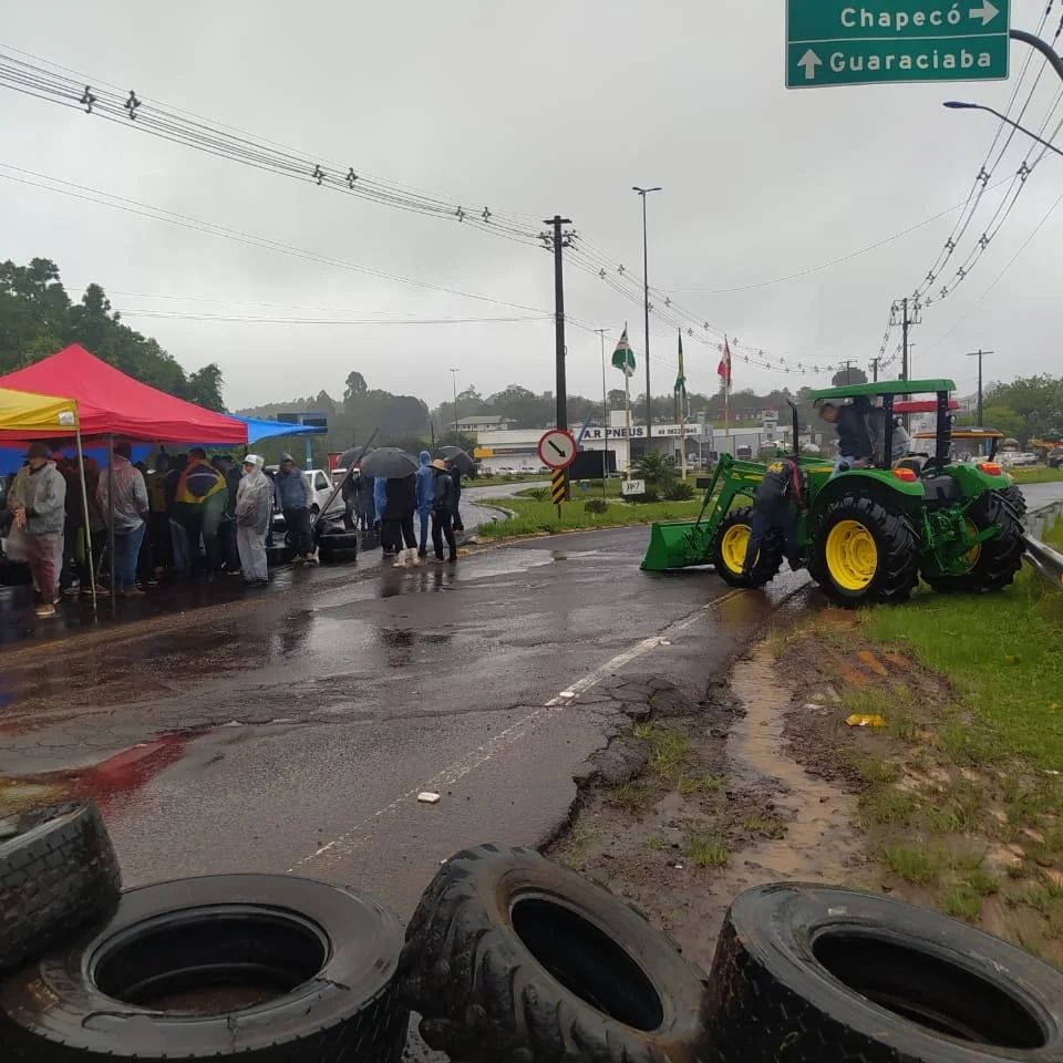 Justiça determina liberação de rodovias estaduais bloqueadas por manifestantes 1 Justiça determina liberação de rodovias estaduais bloqueadas por manifestantes
