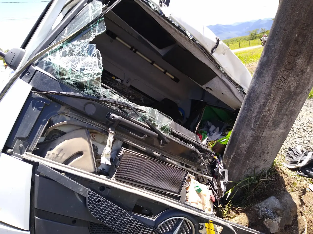 Motorista de caminhão fica preso nas ferragens após acidente no São Bento Baixo 