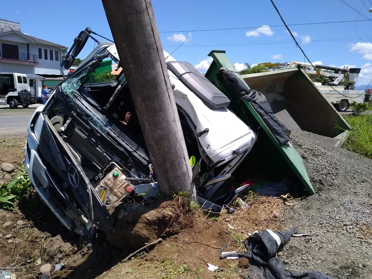 Motorista de caminhão fica preso nas ferragens após acidente no São Bento Baixo 