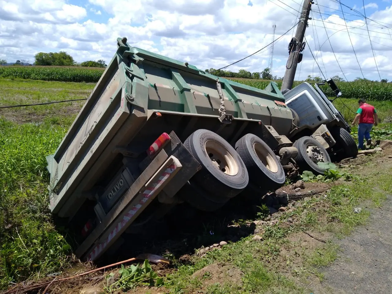 Motorista de caminhão fica preso nas ferragens após acidente no São Bento Baixo 