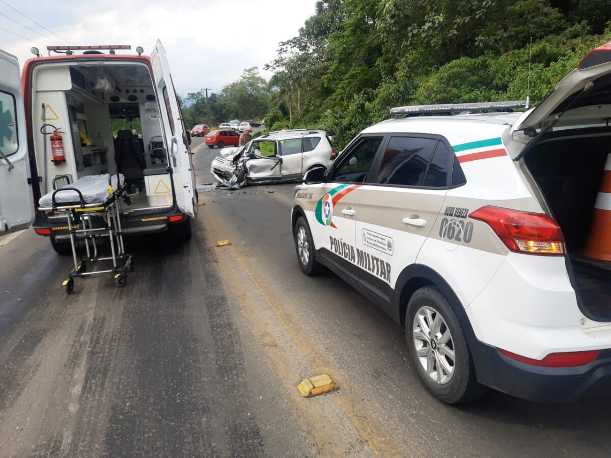 Veículo invade pista contrária e bate em mais dois carros em Nova Veneza 3 Veículo invade pista contrária e bate em mais dois carros em Nova Veneza