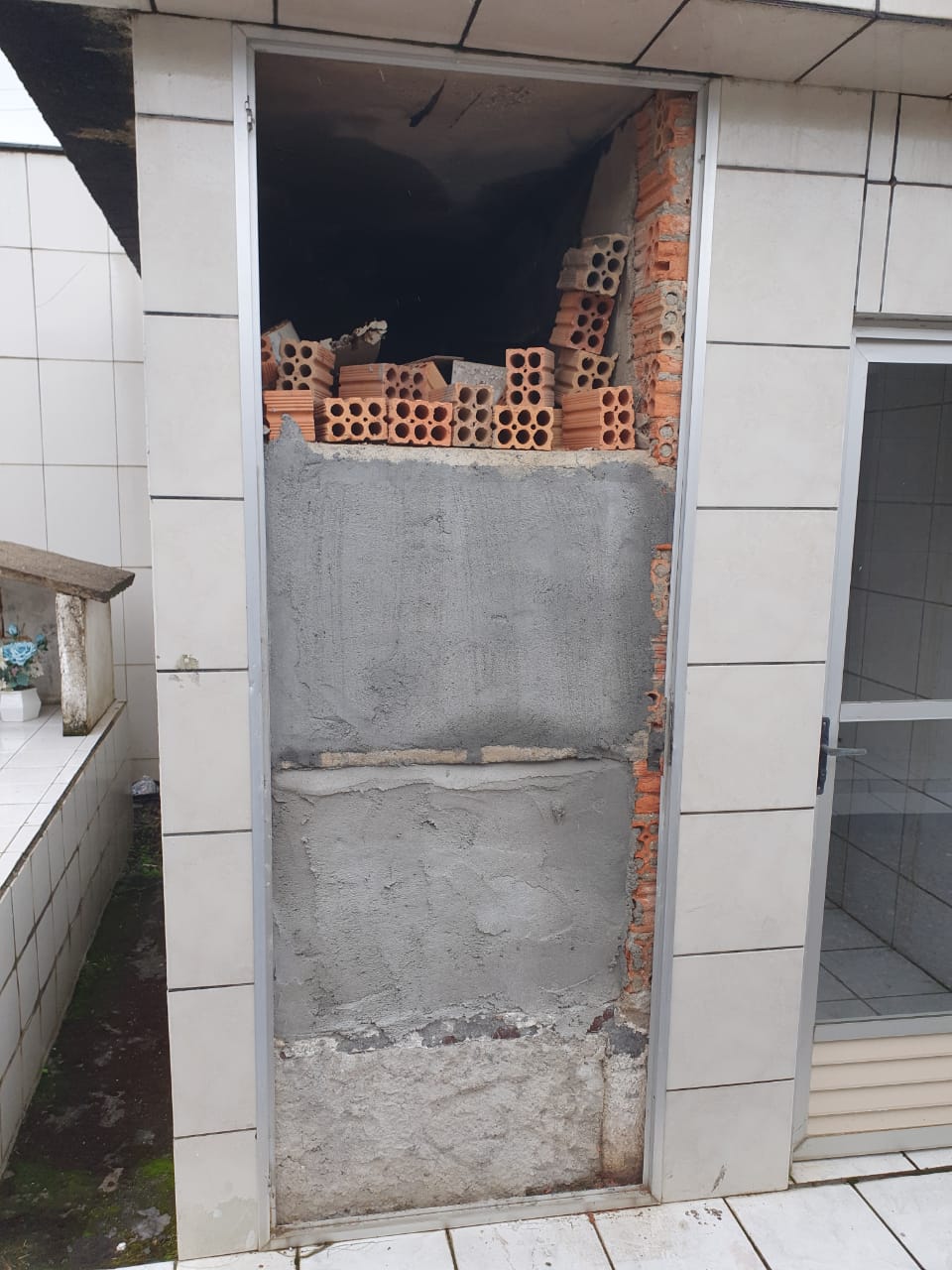 Após vandalismo em cemitério, vereador pede melhoria na iluminação do local 3 Após vandalismo em cemitério, vereador pede melhoria na iluminação do local