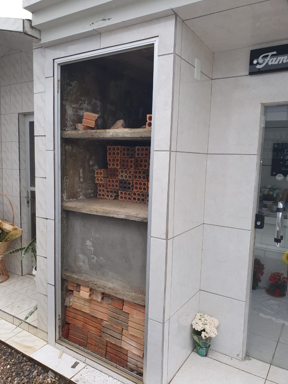 Após vandalismo em cemitério, vereador pede melhoria na iluminação do local 4 Após vandalismo em cemitério, vereador pede melhoria na iluminação do local