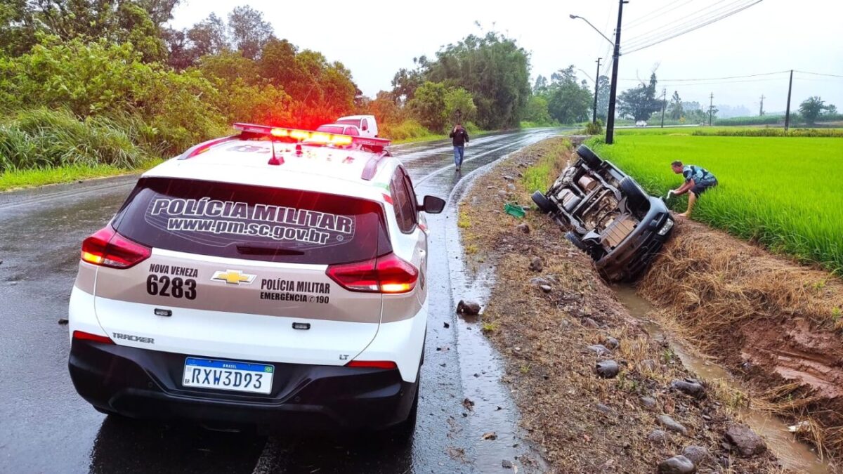 Condutora sai ilesa depois de caminhonete capotar em Nova Veneza 1 Condutora sai ilesa depois de caminhonete capotar em Nova Veneza