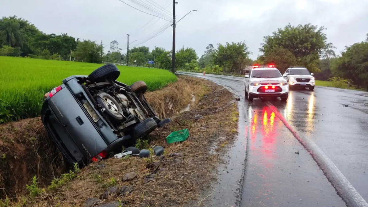 Condutora sai ilesa depois de caminhonete capotar em Nova Veneza