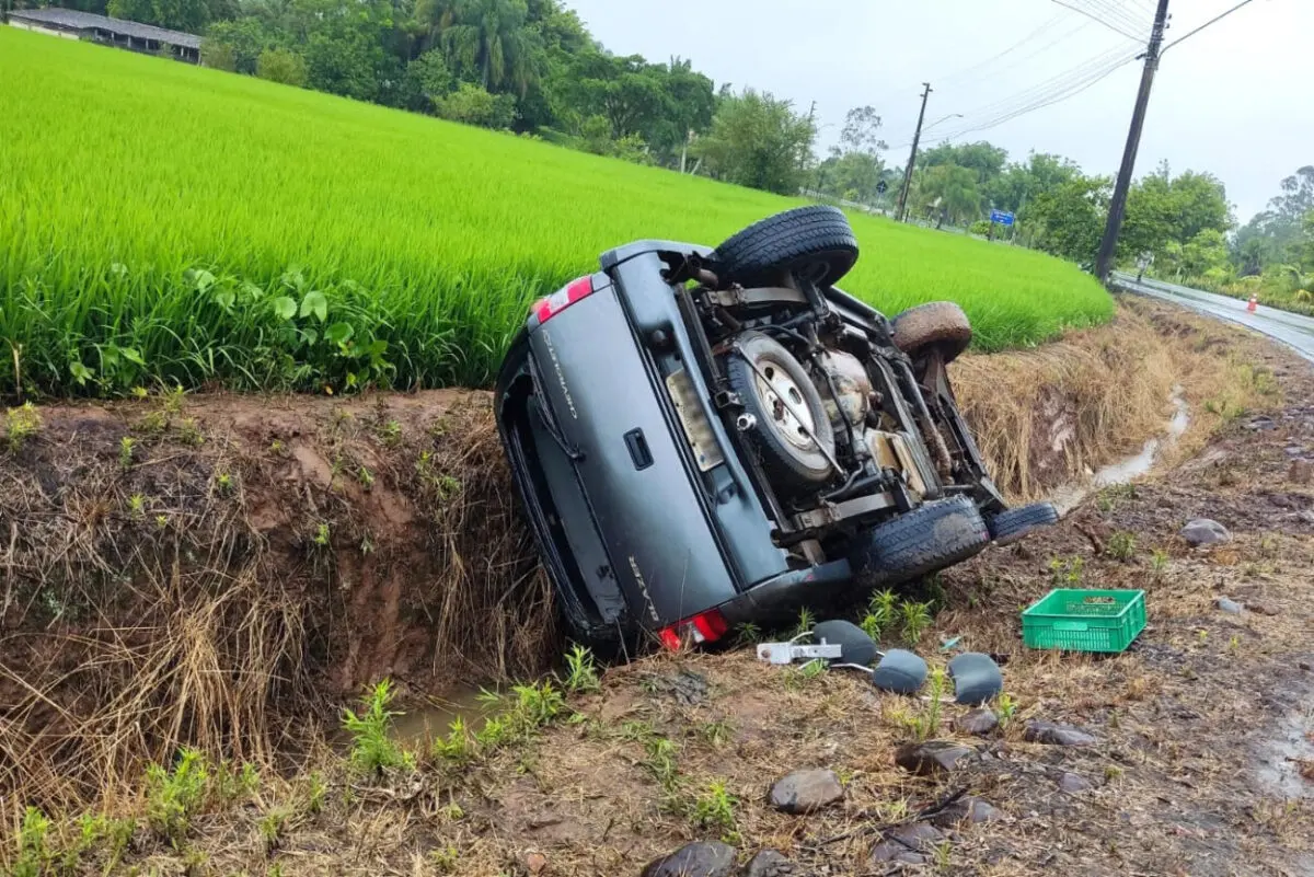 Condutora sai ilesa depois de caminhonete capotar em Nova Veneza